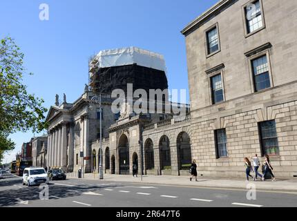 Les quatre tribunaux (palais de justice irlandais) sur Inns Quay, au bord de la rivière Liffey à Dublin, en Irlande. Banque D'Images