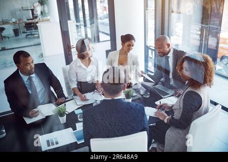 Des décisions solides prises par une équipe solide. une équipe de professionnels ayant une réunion dans la salle de réunion au travail. Banque D'Images