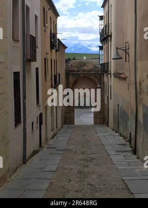 Un paysage lointain passé une arche d'une rue étroite à Segovia, Espagne Banque D'Images
