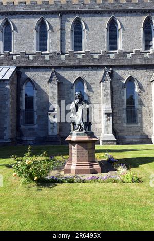 Statue en bronze de Sir Benjamin Lee Guinness de John Henry Foley, érigée en 1875 à l'extérieur de la cathédrale Saint-Patrick de Dublin, en Irlande. Banque D'Images