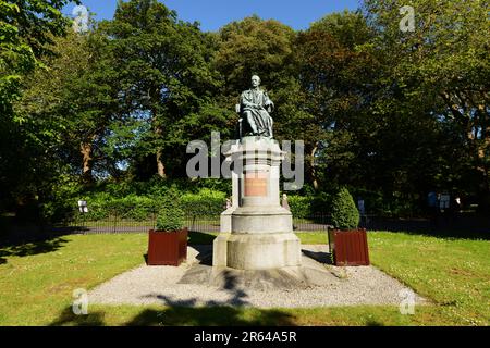 Statue assise de Lord Ardilaun au parc vert de St Stephen à Dublin, Irlande. Banque D'Images