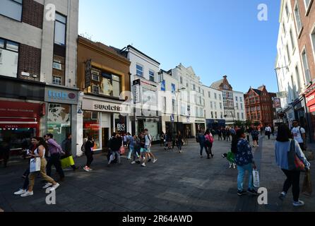 Marche le long de Grafton Street à Dublin, Irlande. Banque D'Images