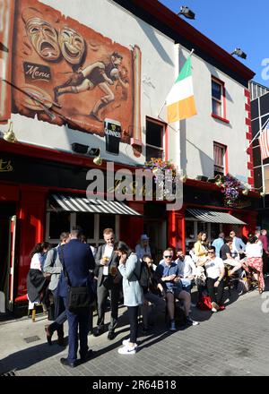 Irish crowed socialisant et buvant des bières à l'extérieur de Sheehans Pub sur Chatham Street à Dublin, Irlande. Banque D'Images