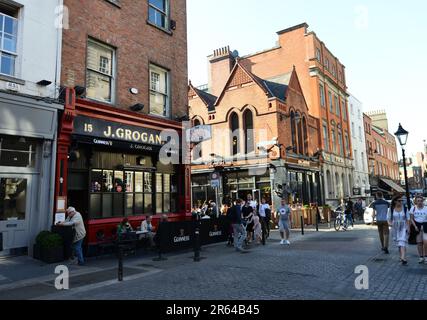 Le très animé Grogan pub sur William Street à Dublin, en Irlande. Banque D'Images