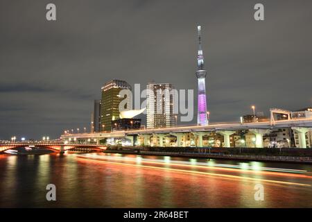 Vue nocturne sur Tokyo Sky Tree depuis le pont Komagata Banque D'Images