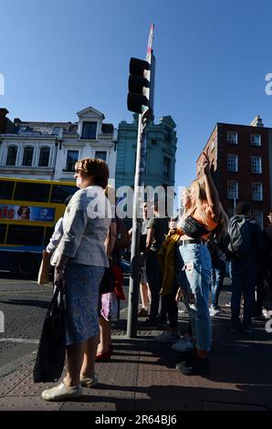 Des piétons attendent de traverser la rue sur la rue South Great George's à Dublin, Irlande. Banque D'Images