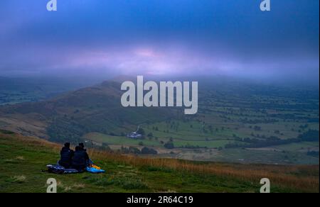 Photo de dossier datée du 09/08/2011 d'un couple qui se rend au sommet de MAM Tor, dans le Peak District, Derbyshire. Quatre centres d'accueil d'un parc national britannique ont été sauvés d'une éventuelle fermeture grâce à un donneur anonyme. Les centres du parc national de Peak District auraient pu être fermés en raison de pressions de financement, mais ils ont maintenant été sauvés, a déclaré la Peak District National Park Authority (PDNPA). Date de publication : mercredi 7 juin 2023. Banque D'Images