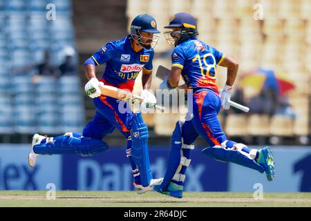 Hambantota, Sri Lanka. 07th juin 2023. Le Pathum Nissanka (R) et le Dimuth Karunaratne (L) du Sri Lanka se disputent entre les bickets lors du match de cricket de l'ODI 3rd entre le Sri Lanka et l'Afghanistan au stade international de cricket Mahinda Rajapaksa à Hambantota le 07th juin 2023. Viraj Kothalwala/Alamy Live News Banque D'Images
