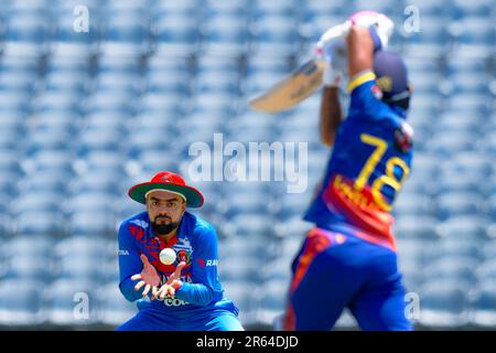 Hambantota, Sri Lanka. 07th juin 2023. Le Rashid Khan (L) d'Afghanistan tente de prendre une balle lors du match de cricket de l'ODI 3rd entre le Sri Lanka et l'Afghanistan au stade international de cricket Mahinda Rajapaksa à Hambantota le 07th juin 2023. Viraj Kothalwala/Alamy Live News Banque D'Images