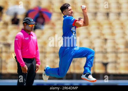 Hambantota, Sri Lanka. 07th juin 2023. Les Fazalhaq Farooqi (R) de l'Afghanistan se battent lors du match de cricket de l'ODI 3rd entre le Sri Lanka et l'Afghanistan au stade de cricket international Mahinda Rajapaksa à Hambantota le 07th juin 2023. Viraj Kothalwala/Alamy Live News Banque D'Images