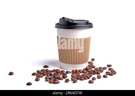tasse à café papier sur fond blanc. le premier plan est des grains de café. Banque D'Images