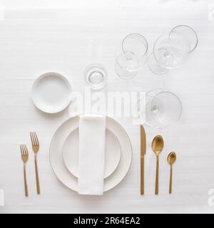 Couteau à couverts d'or et fourchette, verres à vin sur fond de pierre pour le concept de dîner de restaurant. Banque D'Images