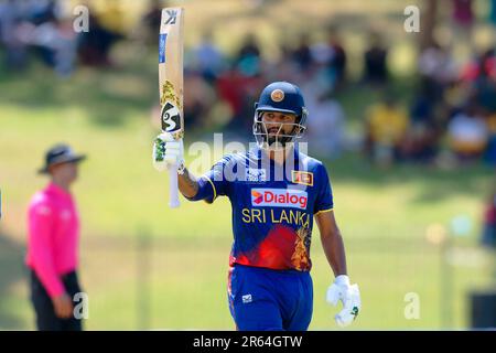 Hambantota, Sri Lanka. 07th juin 2023. Le Dimuth Karunaratne du Sri Lanka célèbre après avoir marqué un demi-siècle (50 courses) lors du match de cricket de l'ODI 3rd entre le Sri Lanka et l'Afghanistan au stade de cricket international Mahinda Rajapaksa à Hambantota le 07th juin 2023. Viraj Kothalwala/Alamy Live News Banque D'Images