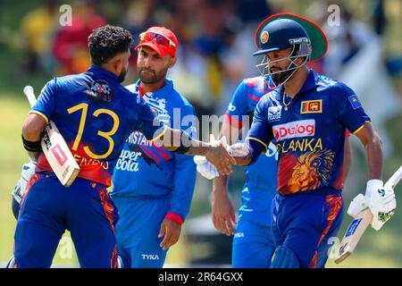 Hambantota, Sri Lanka. 07th juin 2023. Les Dimuth Karunaratne (R) et Kusal Mendis (L) du Sri Lanka se secouent après avoir remporté le match de cricket de l'ODI 3rd entre le Sri Lanka et l'Afghanistan au stade international de cricket Mahinda Rajapaksa à Hambantota le 07th juin 2023. Viraj Kothalwala/Alamy Live News Banque D'Images