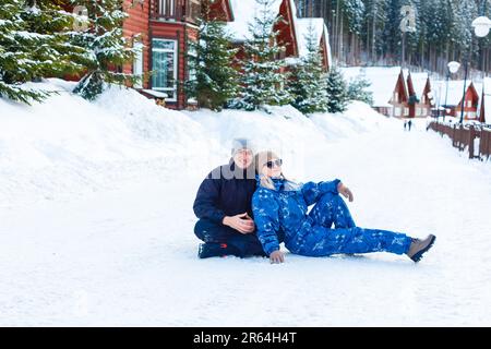 Photo portrait d'un couple joyeux ensemble dans une station d'hiver enneigée Banque D'Images