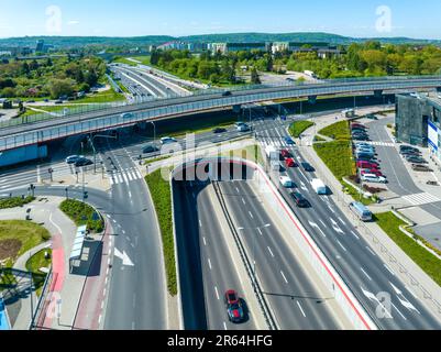 Carrefour de plusieurs étages de la ville à Cracovie, en Pologne. Une autoroute au niveau supérieur, la deuxième dans le tunnel, le virage avec feux de signalisation et Banque D'Images