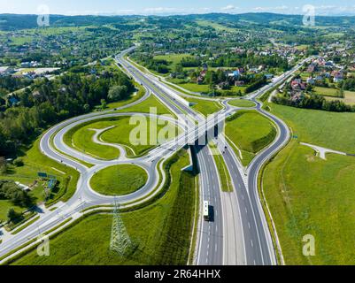 Nouvelle jonction d'autoroute en Pologne sur la route nationale n° 7, E77, appelée Zakopianka. Traversez le carrefour avec des cercles de circulation, des rampes de dérapage et des viaducs à proximité Banque D'Images