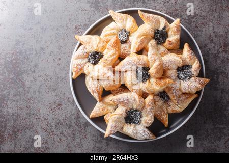 Les Joulutorttu sont des tartes de confiture finlandaises traditionnelles faites et mangées à Noël dans une assiette sur une table. Vue horizontale du dessus Banque D'Images