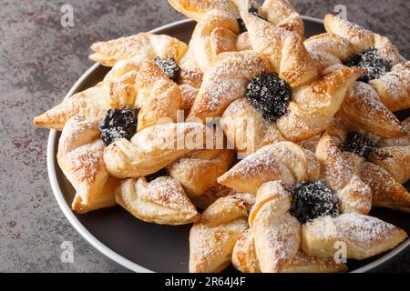 Joulutorttu aka Tahtitorttu sont des tartes de Noël finlandaises traditionnelles qui sont spécialement mangées pendant la période de Noël et de vacances en gros plan dans une assiette o Banque D'Images