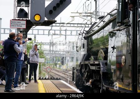 Le Flying Scotsman passe par la gare Didcot Parkway et passe de la gare de Paddington à Londres à Cardiff en l'année de son centenaire. La locomotive passe 2023 000 à voyager à travers le pays pour permettre à autant de personnes que possible de la voir dans son année anniversaire de 100th. Date de la photo: Mercredi 7 juin 2023. Banque D'Images