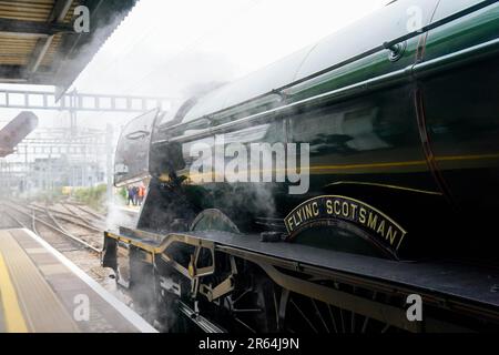 Le Flying Scotsman passe par la gare Didcot Parkway et passe de la gare de Paddington à Londres à Cardiff en l'année de son centenaire. La locomotive passe 2023 000 à voyager à travers le pays pour permettre à autant de personnes que possible de la voir dans son année anniversaire de 100th. Date de la photo: Mercredi 7 juin 2023. Banque D'Images