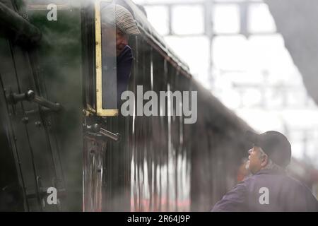 Pilotes et ingénieurs à bord du Flying Scotsman en passant par la gare Didcot Parkway et en passant de la gare de Paddington à Londres à Cardiff en l'année de son centenaire. La locomotive passe 2023 000 à voyager à travers le pays pour permettre à autant de personnes que possible de la voir dans son année anniversaire de 100th. Date de la photo: Mercredi 7 juin 2023. Banque D'Images