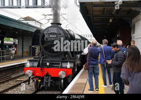 Le Flying Scotsman passe par la gare Didcot Parkway et passe de la gare de Paddington à Londres à Cardiff en l'année de son centenaire. La locomotive passe 2023 000 à voyager à travers le pays pour permettre à autant de personnes que possible de la voir dans son année anniversaire de 100th. Date de la photo: Mercredi 7 juin 2023. Banque D'Images