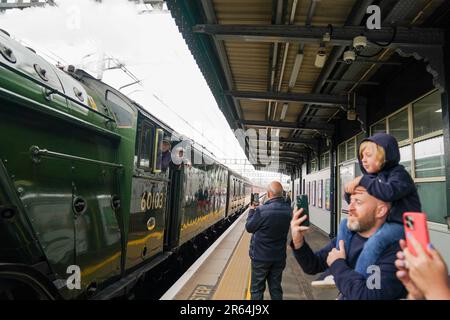 Le Flying Scotsman passe par la gare Didcot Parkway et passe de la gare de Paddington à Londres à Cardiff en l'année de son centenaire. La locomotive passe 2023 000 à voyager à travers le pays pour permettre à autant de personnes que possible de la voir dans son année anniversaire de 100th. Date de la photo: Mercredi 7 juin 2023. Banque D'Images