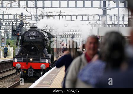 Le Flying Scotsman passe par la gare Didcot Parkway et passe de la gare de Paddington à Londres à Cardiff en l'année de son centenaire. La locomotive passe 2023 000 à voyager à travers le pays pour permettre à autant de personnes que possible de la voir dans son année anniversaire de 100th. Date de la photo: Mercredi 7 juin 2023. Banque D'Images