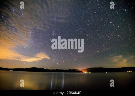 Lac Towada et ciel Starry d'été Banque D'Images