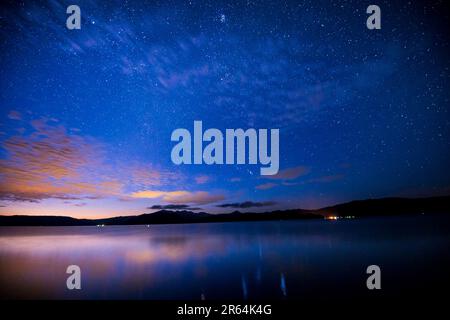 Lac Towada et constellations d'été Banque D'Images