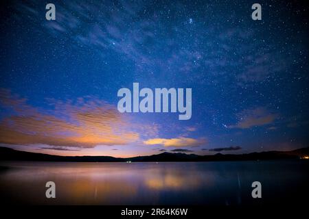 Lac Towada et constellations d'été Banque D'Images