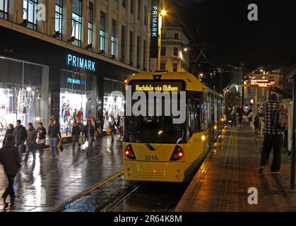 Metrolink Manchester tram Rochdale via Oldham, une soirée pluvieuse, dans Market Street, près de Primark, Manchester, Lancashire, ANGLETERRE, ROYAUME-UNI, M1 1PW Banque D'Images