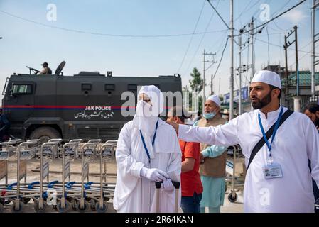 Srinagar, Inde. 07th juin 2023. Les pèlerins partent pour le pèlerinage annuel à la Mecque à Srinagar. Le premier lot de 630 pèlerins du Jammu-et-Cachemire est parti pour l'Arabie saoudite pour effectuer le pèlerinage annuel du Hajj mercredi. (Photo par Irrees Abbas/SOPA Images/Sipa USA) crédit: SIPA USA/Alay Live News Banque D'Images