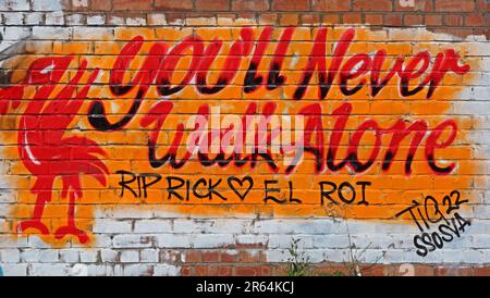 « Vous ne marcherez jamais seul » graffiti associé à la culture des fans du Liverpool FC peint sur un mur de briques dans le Merseyside, reflétant la fidélité au football Banque D'Images