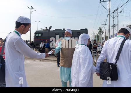 Srinagar, Inde. 07th juin 2023. Les pèlerins partent pour le pèlerinage annuel à la Mecque à Srinagar. Le premier lot de 630 pèlerins du Jammu-et-Cachemire est parti pour l'Arabie saoudite pour effectuer le pèlerinage annuel du Hajj mercredi. (Photo par Irrees Abbas/SOPA Images/Sipa USA) crédit: SIPA USA/Alay Live News Banque D'Images