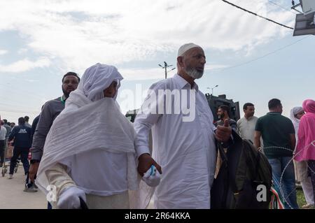 Srinagar, Inde. 07th juin 2023. Les pèlerins partent pour le pèlerinage annuel à la Mecque à Srinagar. Le premier lot de 630 pèlerins du Jammu-et-Cachemire est parti pour l'Arabie saoudite pour effectuer le pèlerinage annuel du Hajj mercredi. (Photo par Irrees Abbas/SOPA Images/Sipa USA) crédit: SIPA USA/Alay Live News Banque D'Images