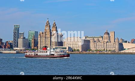 Royal Iris Mersey ferry, traverse le panorama du front de mer de Liverpool depuis Woodside, Birkenhead, Wirral, Merseyside, Angleterre, ROYAUME-UNI, CH41 6DU Banque D'Images