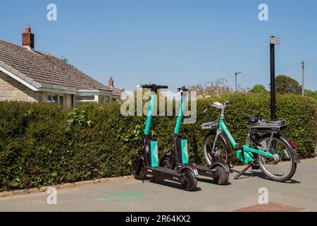 Location de vélos électriques Beryl et de scooters électriques Beryl au coin de la rue à Newport, île de Wight. Banque D'Images