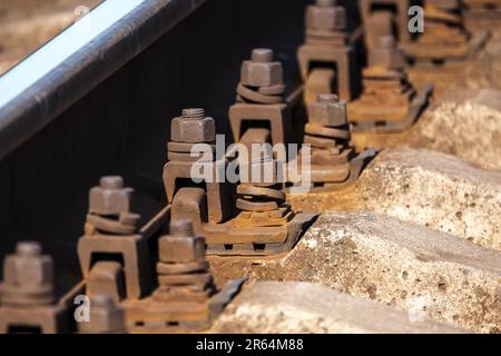 Détails de la voie ferrée gros plan, photo industrielle abstraite avec mise au point sélective Banque D'Images