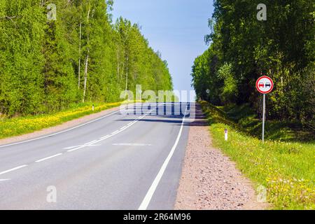 Pas de dépassement. Signalisation routière sur poteau métallique monté sur une route routière Banque D'Images