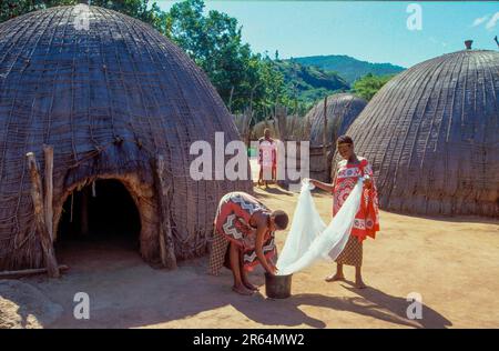 Swaziland, les femmes d'un village swazie près de Mbabane imprégnent un moustique d'un insecticide antimoustique. Banque D'Images