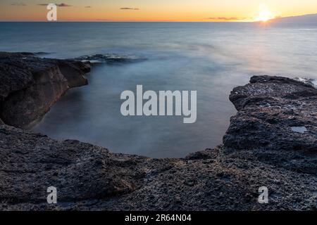 Coucher de soleil sur la côte de Playa Puertito près de Costa Adeje, Tenerife, Espagne Banque D'Images