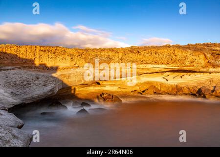 Côte de Playa Puertito près de Costa Adeje, Tenerife, Espagne à la lumière du soleil couchant Banque D'Images