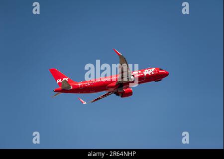 04.06.2023, Berlin, Allemagne, Europe - Un avion passager Play Airlines Airbus A320 Neo part de l'aéroport de Brandebourg de Berlin BER. Banque D'Images