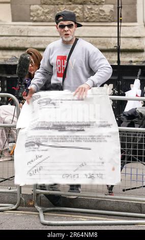 LES RÉDACTEURS NOTENT L'IMAGE FLOUE PAR PA PICTURE DESK l'ancien chanteur de l'est 17 Brian Harvey devant les Rolls Buildings dans le centre de Londres où le procès de piratage téléphonique contre Mirror Group Newspapers (MGN) a lieu. Un certain nombre de chiffres de grande envergure ont porté plainte contre MGN au sujet de la collecte présumée d'informations illégales dans ses titres. Date de la photo: Mercredi 7 juin 2023. Banque D'Images