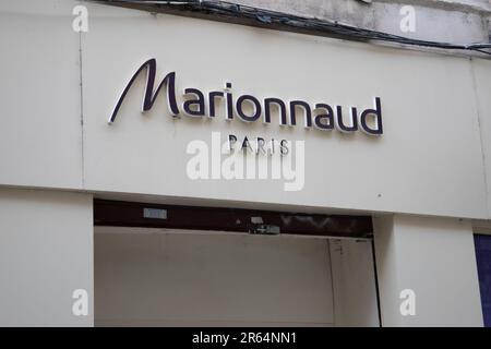 Bordeaux , Aquitaine France - 05 19 2023 : Marionnaud paris logo boutique texte et signe marque façade mur avant de boutique entrée Banque D'Images