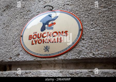 Bordeaux , Aquitaine France - 06 06 2023 : Bouchons Lyonnais logo texte et marque de marque restaurant typique des spécialités de Lyon et de la région Banque D'Images