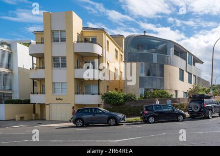 Les anciens et les nouveaux s'assoient côte à côte avec les appartements art déco, Lurline à côté d'une maison moderne sur Campbell Parade à Bondi Beach, Sydney, Australie Banque D'Images