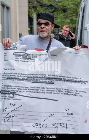 Cours royales de justice, Londres, Royaume-Uni. 7th juin 2023. Brian Harvey, chanteur principal du groupe britannique E17, devant les cours royales de justice, montrant des preuves qu'il a été victime de piratage téléphonique. Photo par Amanda Rose/Alamy Live News Banque D'Images